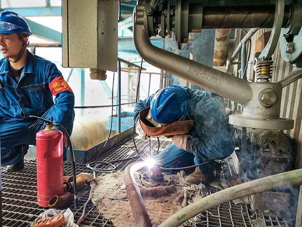 1696819889785213.jpeg 首臺(tái)吹灰器更換中.jpg