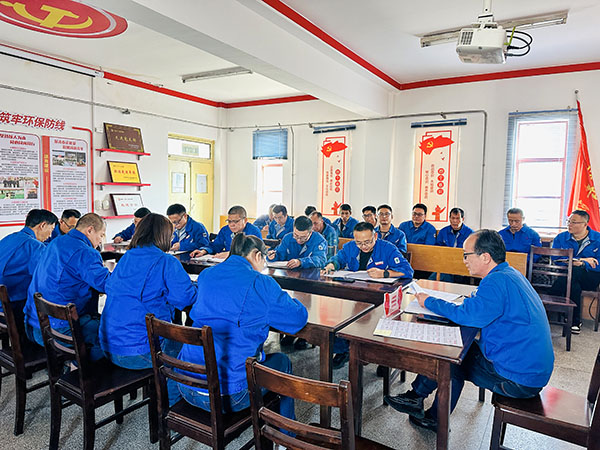 1696821476416836.jpeg 10月7日,車間主任喬玄結合車間的檢修特點及近年來事故教訓,對全體參與大檢修人員進行檢修安全教育.jpg