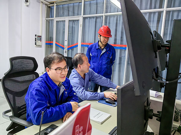 1696843046199452.jpeg 9日上午,動力車間主任姜軍虎和技術員陳健在三期中控室指導5號鍋爐停爐作業.jpg