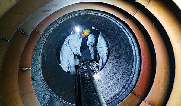 1696983374242254.jpeg 檢修人員更在進行受限空間作業.jpg