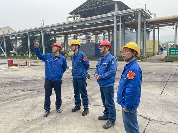 10月11日，趙強來到氣化裝置區對變換爐觸媒更換檢修進度進行了解指導.jpg