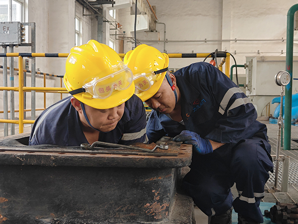 1697073830390354.jpeg 002檢修工想辦法拆除循環水泵止逆閥閥門螺栓.jpg