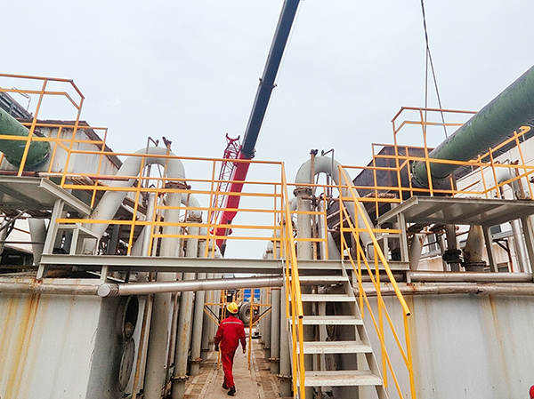 1697073935247073.jpeg 005吊車配合更換循環水裝置旁濾池進水渠檢修工作.jpg