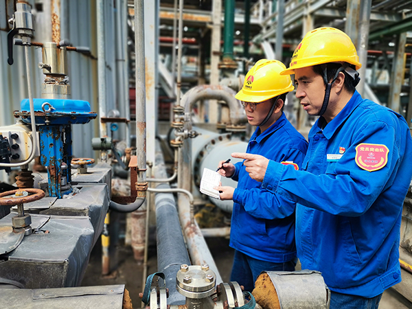 600 圖二：12日下午13時，在動力車間氨區，趁著午飯休息的空擋，公司勞模安朝陽給90后徒弟岳維哲講解流化床鍋爐氨水配置注意事項。.jpg