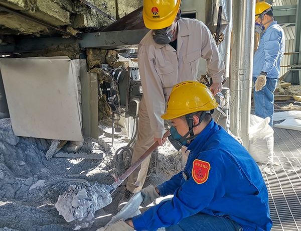 1697328604134283.jpeg 老員工楊廣平和青工郝志豪.jpg