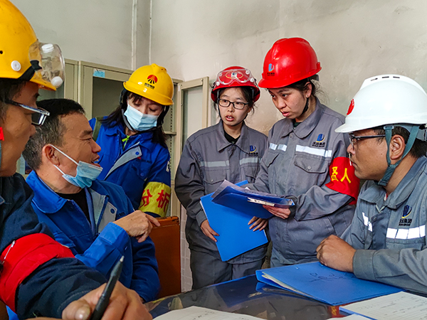 1697437072881492.jpeg 10月14日,王蘭珍在現(xiàn)場(chǎng)板房,簽署作業(yè)票,與外協(xié)人員溝通.jpg