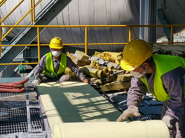 1697440292338907.jpeg 10月15日下午,一期鍋爐脫硫除塵灰斗內壁帆布更換現場.jpg