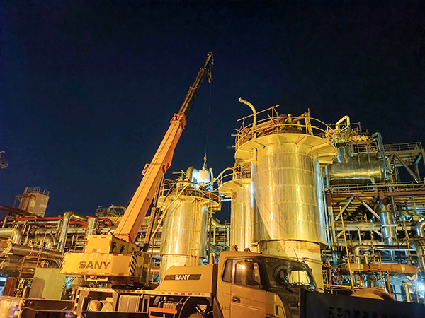 1697451493982686.jpeg 10月15日晚,觸媒更換即將完成封人孔.jpg