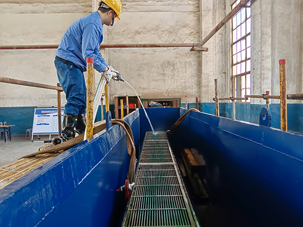 1697460814509597.jpeg 10月16日一期機組壓縮機廠房青工王澳東在沖洗管束2.jpg