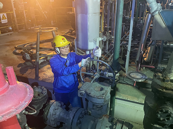 10月7日1：00，班組人員隔離氣化爐煤漿管線，做吹掃前準備 合成車間  張龍厚.jpg