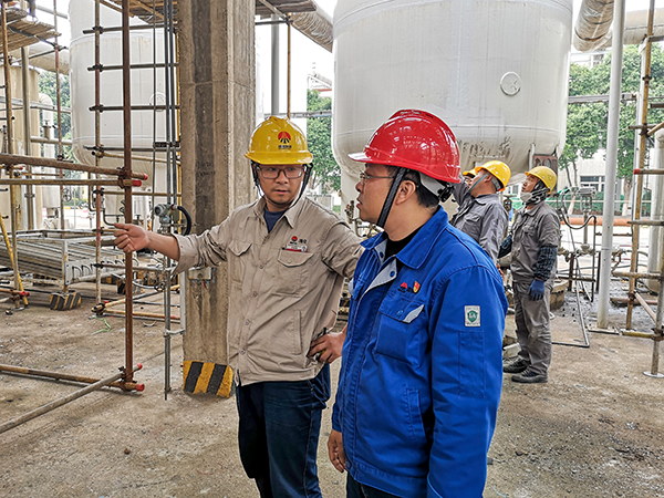 車間負責人正在現場詢問設備檢修進度 雙甲車間 劉幫亮.jpg