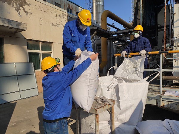 1697529525172241.jpeg 參加人員正在將小包轉(zhuǎn)入大噸包.jpg