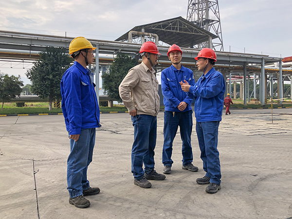 10月17日公司總工程師在合成13工段，同車間主任王東亮解決檢修難題    600.jpg