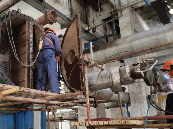 1697609417455834.jpeg 清洗人員正在清理列管.jpg