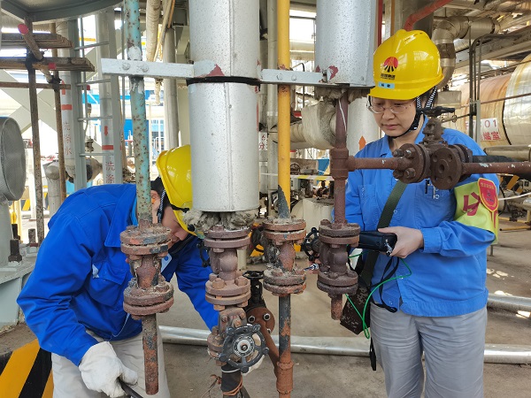 1697609814483449.jpeg 10.18質檢女工在檢修現場.jpg