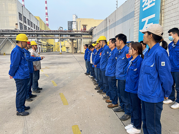 合成車間晨會上，王東亮正在進行安全叮囑.jpg