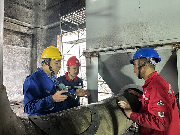 1697697894545557.jpeg 3#鍋爐除塵器檢修現場技術員贠文軍與施工單位商討焊接細節 黃彩育.JPG