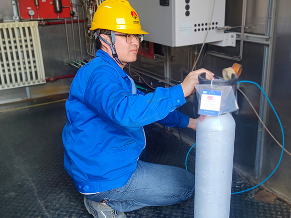 1697697996912317.jpeg 10.18在線儀表黨員薛豪進行可燃有毒氣體報警器標校 質量監督檢驗部 張軍.jpg