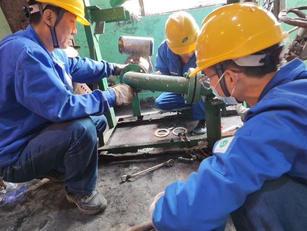 1697940570769374.jpeg 左克利帶領青工進行電磁流量計拆檢工作.jpg
