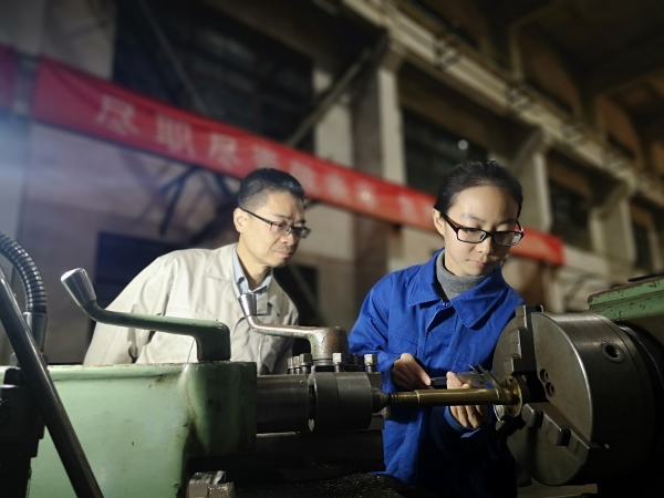 1698198635382058.jpeg 師徒二人仔細(xì)核對(duì)工件尺寸.jpg