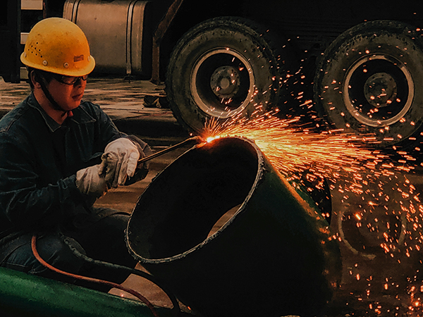 1698219385153157.jpeg 10月19日晚22點,加班安裝水冷器 作業現場焊花四濺 合成車間 張曉林.jpg