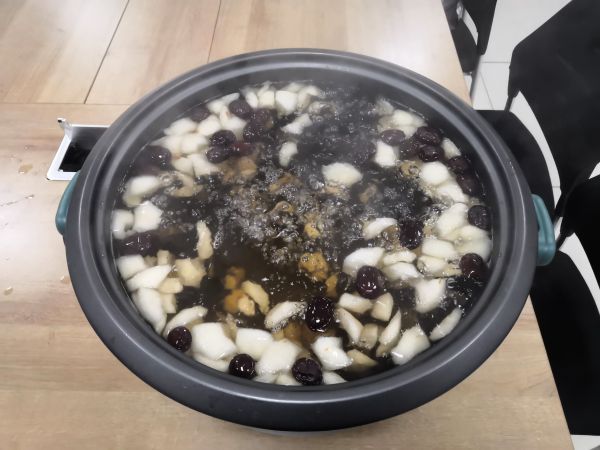 1702019123143709.jpeg 圖2 12月8日,交接班室熬煮一大鍋冰糖雪梨湯。肖歡 攝.jpg