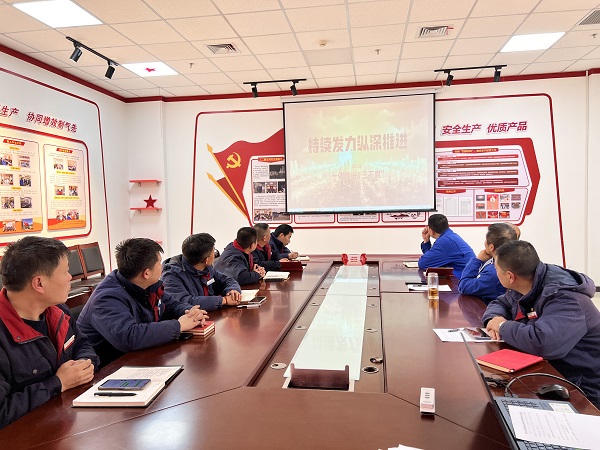 1月16日下午，制氣車間黨支部組織觀看警示教育大片《持續發力縱深推進》.jpg