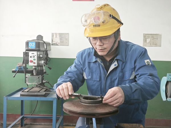 1705624364755444.jpeg 郭峰峰認真測量葉輪口環尺寸數據.jpg