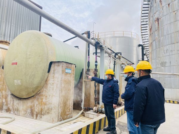 1706240476842357.jpeg 行保部檢查危化品卸車點現場.jpg