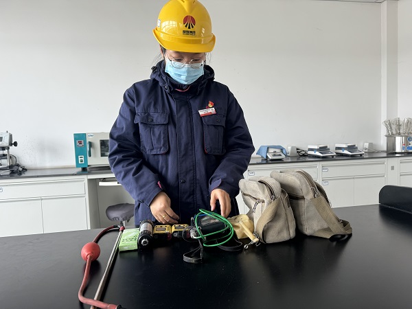 圖2 1月25日，質檢分部技術員毛夢雪介紹“檢測包”。.jpg