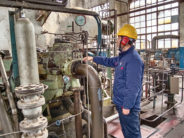 1月23日10時(shí)，合成車間班組人員監(jiān)測發(fā)電機(jī)機(jī)泵性能 (1).jpg