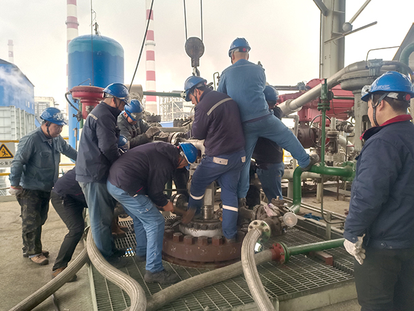 1707104870271479.jpeg 2月2日10:00,檢修人員做投料前準備工作 (2).jpg