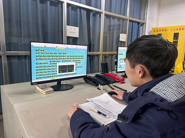 1707113383867659.jpeg 當班人員 正在認真監盤.jpg