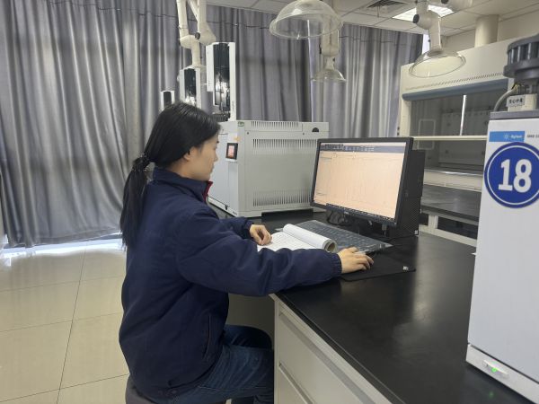 1707533333471951.jpeg 職工在對色譜結果進行確認.jpg