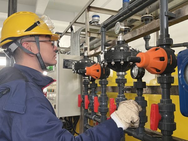 1707534402616312.jpeg 石崟在凈水崗位現場調整加藥泵投加量.jpg