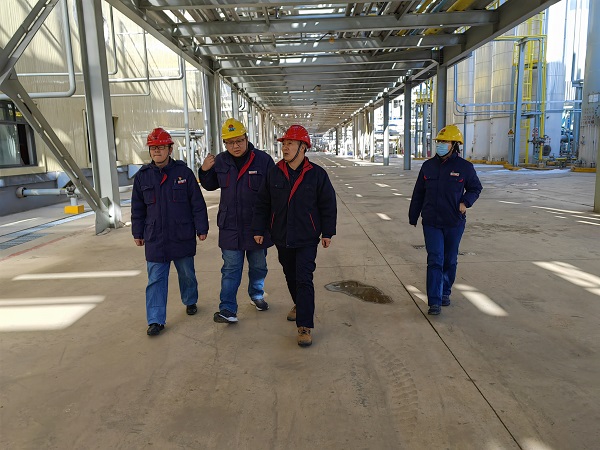 1707644953565904.jpeg 2月11日,大年初二,制氣車間帶班主任昝智峰,帶領(lǐng)車間值班管理人員現(xiàn)場安全巡查照片.jpg