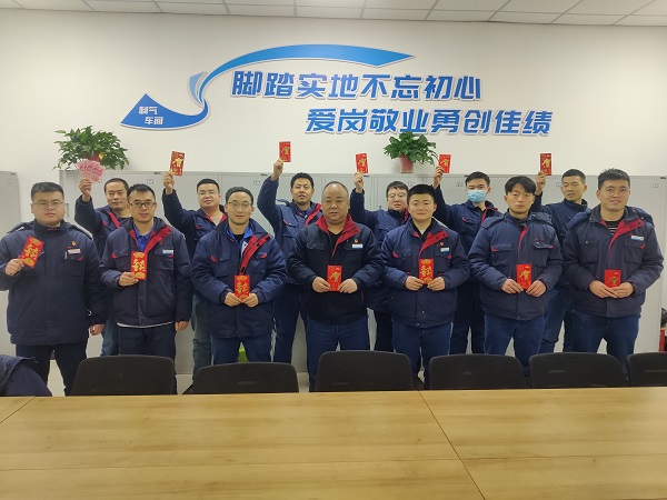 1707644972437844.jpeg 2月11日,大年初二車間管理人員為白班在崗人員,化工二班派發(fā)新春紅包照片.jpg