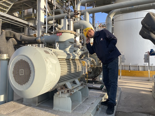 1707729263809296.jpeg 運(yùn)行工段長(zhǎng)馮向陽(yáng)正在檢查電機(jī)軸承運(yùn)行情況.jpg