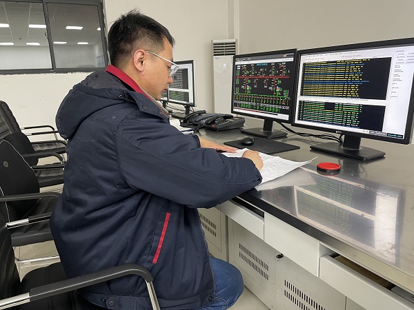 1707729296979389.jpeg 運(yùn)行二班監(jiān)盤(pán)人員張萌正在填寫(xiě)相關(guān)票證.jpg