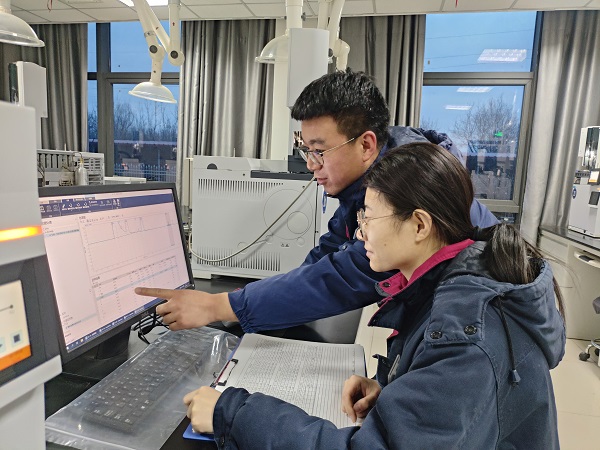 劉兆軍和李艷花在查看色譜數據.jpg