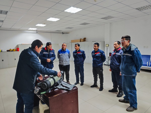 1709171423901108.jpeg 班長給外協人員培訓空呼的正確佩戴方法以及注意事項1.jpg