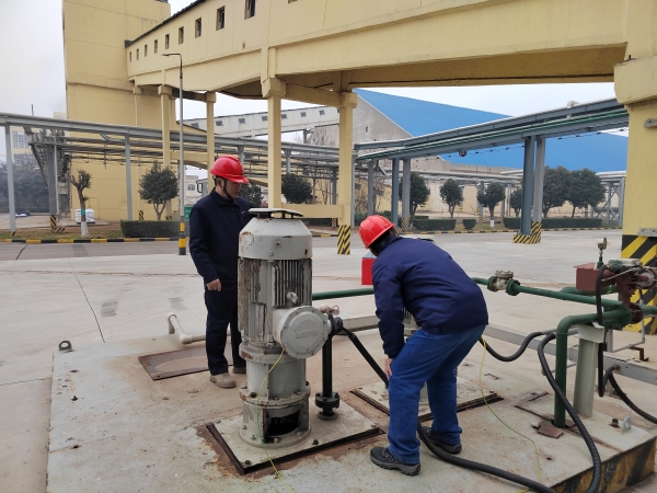 3月11日，計控電儀部部長王文波帶隊對現(xiàn)場電氣儀表設備防雷防靜電接地設施進行專項檢查 (1).jpg