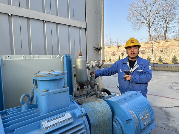 1710467800858772.jpeg 設備員正在對清洗機進行檢查.jpg