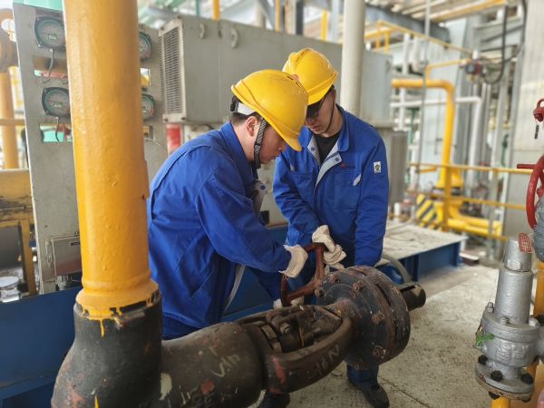 1710483483688538.jpeg 3月14日,尿素現(xiàn)場人員正在緩慢打開氨泵出口切斷閥.jpg