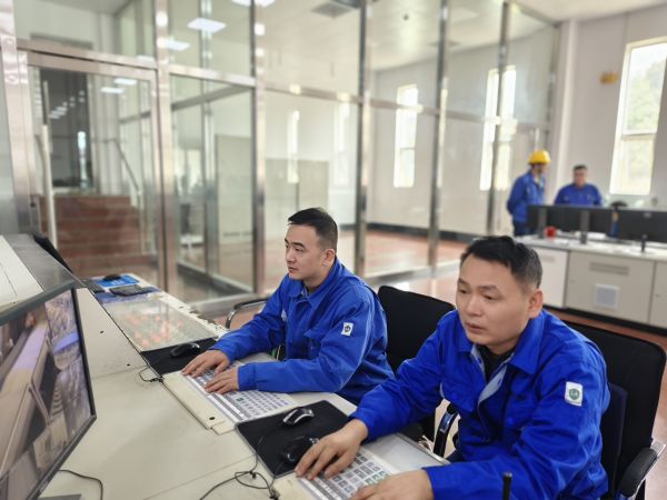 1710483492929208.jpeg 3月14日,倒泵結(jié)束后中控人員正在調(diào)整系統(tǒng).jpg