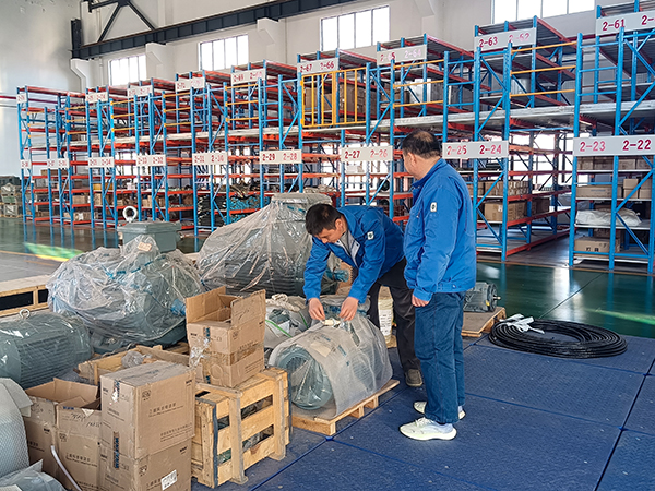 1711594057329686.jpeg 庫管員在常態化庫存盤點工作.jpg