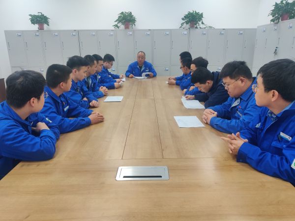 1712103545689446.jpeg 班后會學(xué)習(xí)宣貫全國兩會精神 照片.jpg