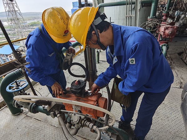 1712126087713063.jpeg 4月3日,計控電儀部李勝忠、吳培榮在一期氣化爐五樓整改巡檢過程中發現的儀表穿線管接頭軟管斷裂問題1.jpg