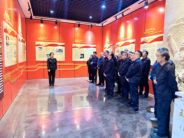 1712132945560424.jpeg 4月2日下午,渭化集團組織黨員代表、團員青年代表走進渭南市臨渭區王尚德烈士陵園,開展清明節祭掃活動。參觀王尚德烈士紀念館.JPG