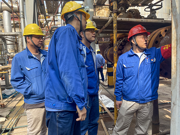 1712894389300205.jpeg 車間主任檢查檢修現場設備.jpg